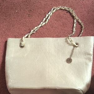 Chic White Shoulder Bag with Chain Strap